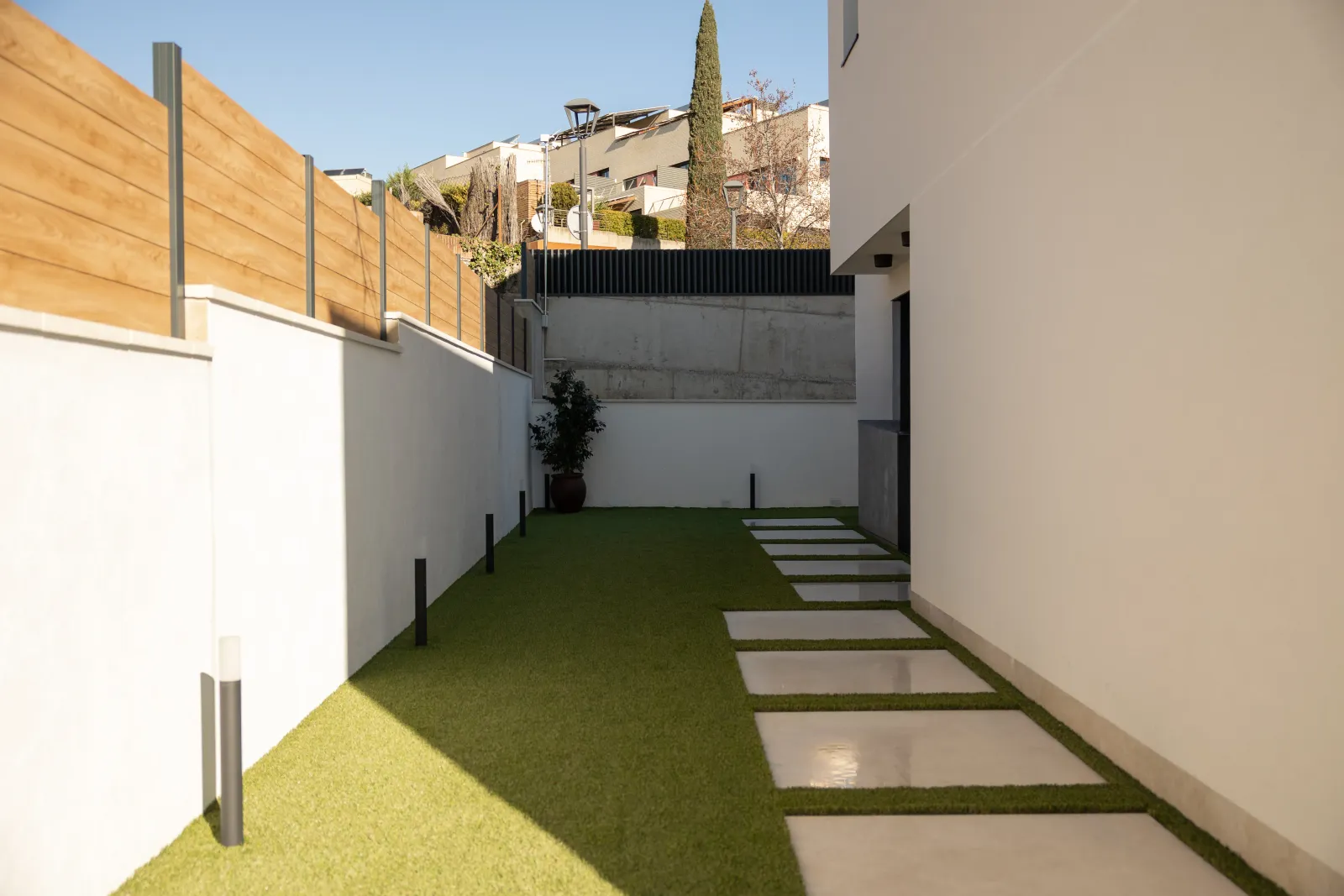 Jardín residencial con mantenimiento y mejora coordinados