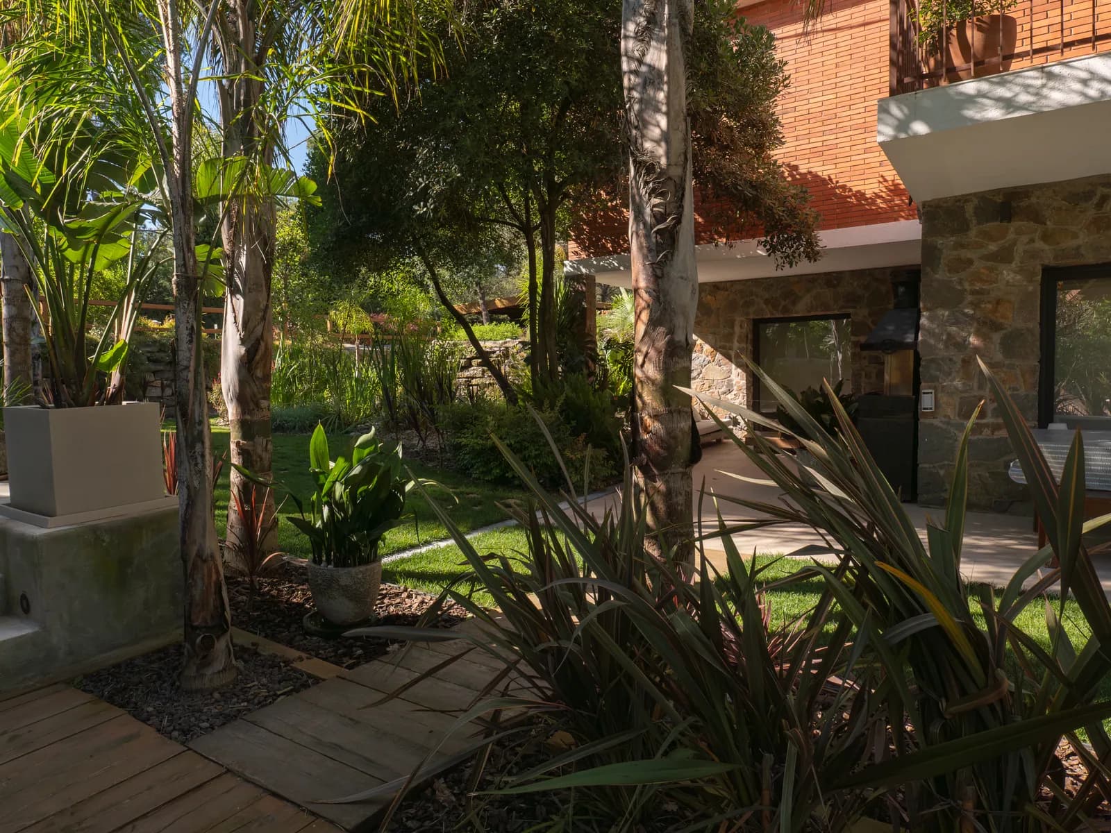 Zona ajardinada con vegetación consolidada junto a la vivienda