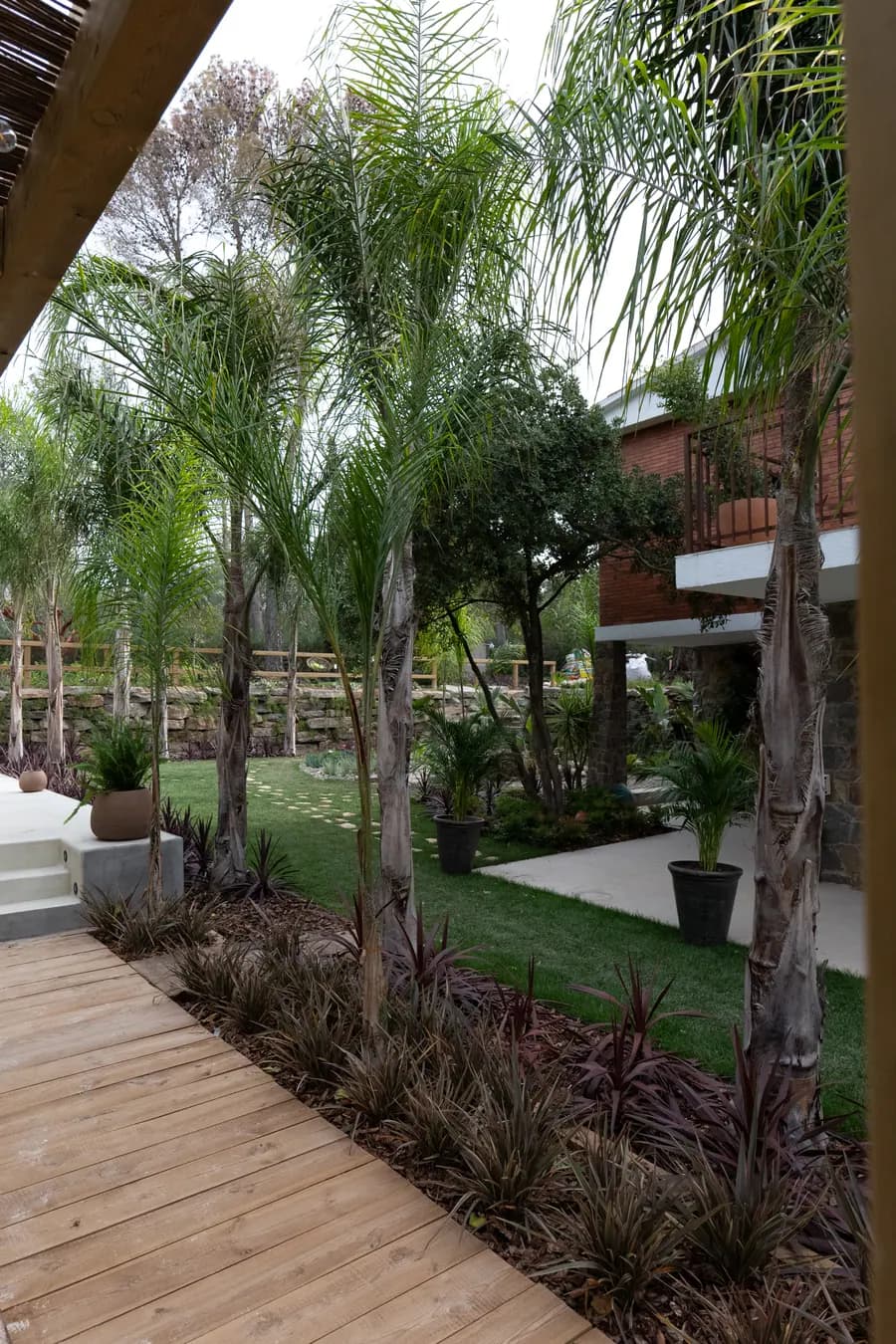 Mantenimiento de vegetación y recorridos en jardín residencial