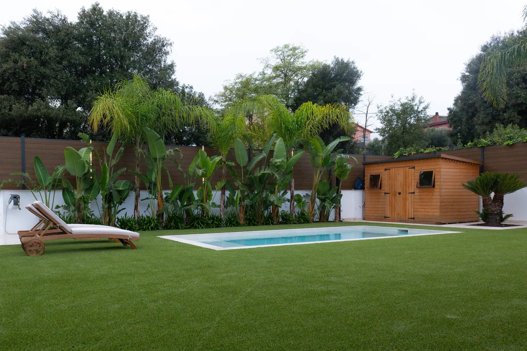 Césped y vegetación cuidados dentro de un jardín residencial