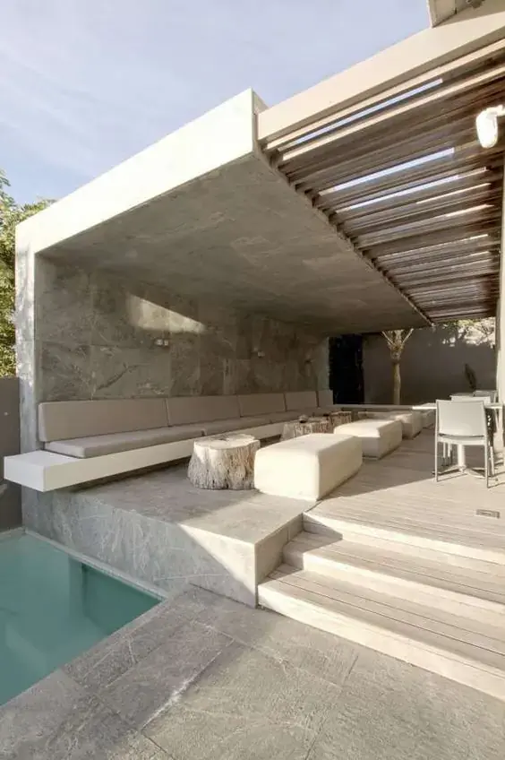 Pérgola junto a piscina y pavimento exterior