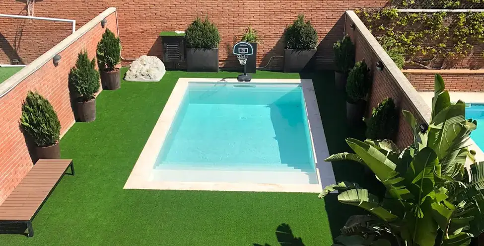 Piscina integrada en el exterior con perspectiva general
