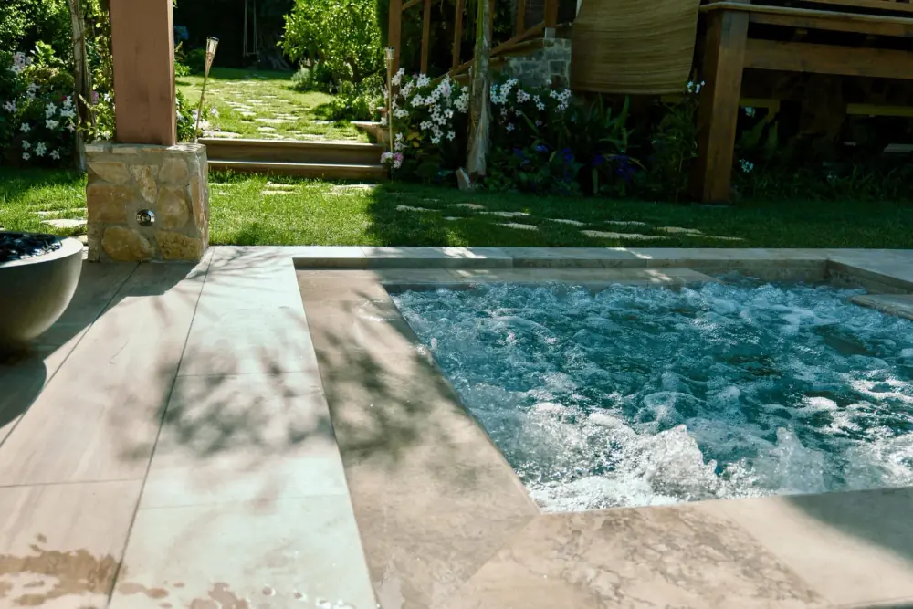 Piscina de obra en Barcelona con spa y tarima perimetral