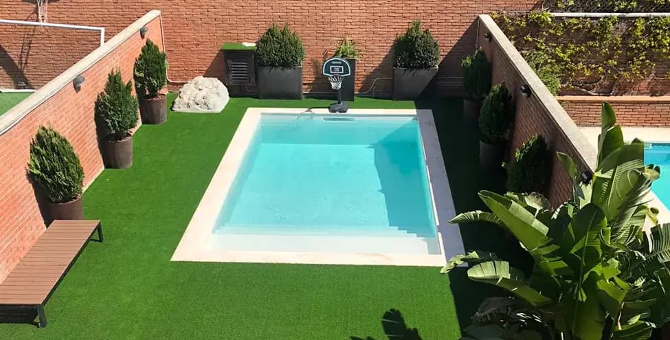 Diseño de piscina blanca con perspectiva general