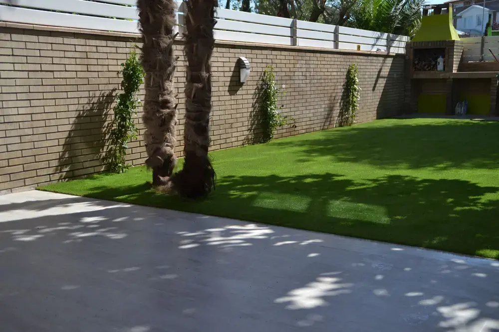 Detalle de pavimento porcelánico imitación madera en terraza exterior