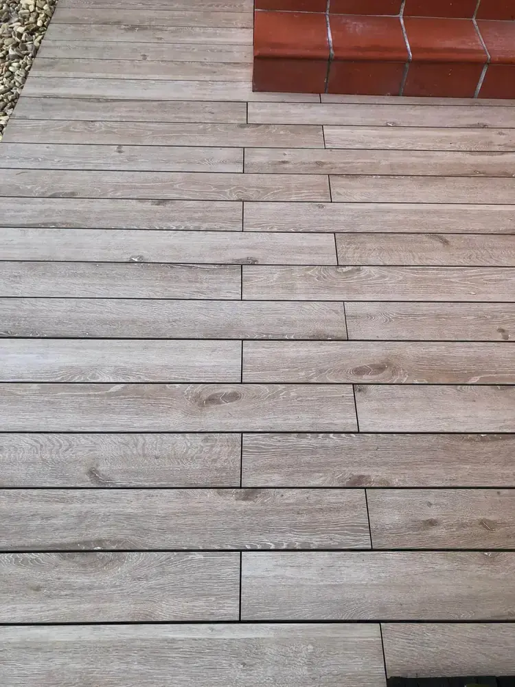 Acabado premium de tarima flotante en proyecto residencial