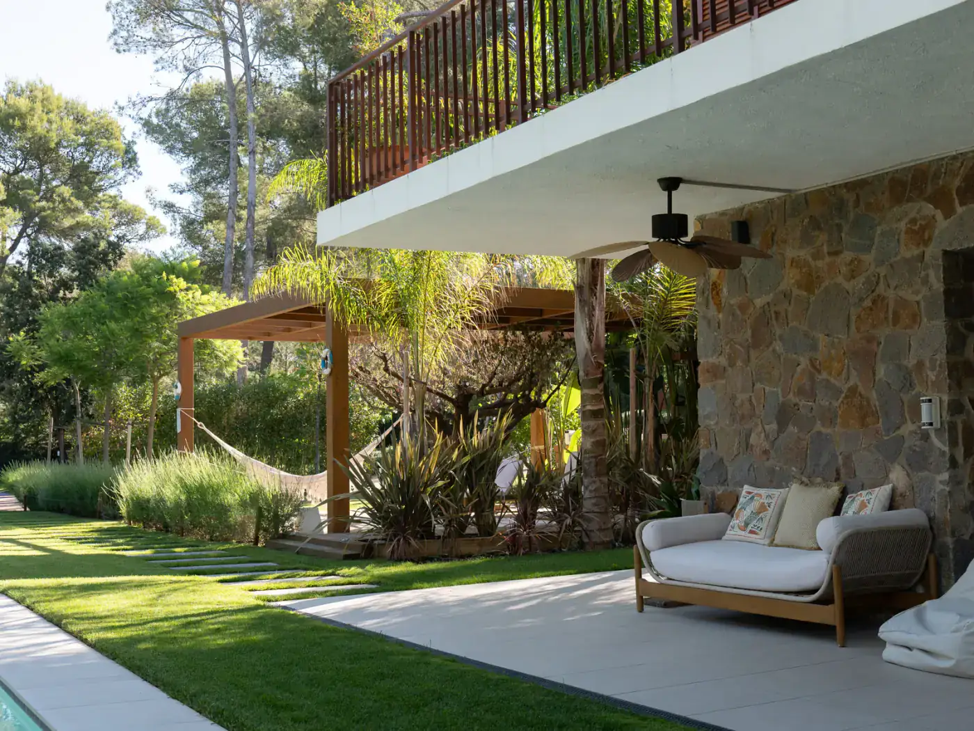 Jardín residencial con zona de estancia y vegetación en Sant Cugat