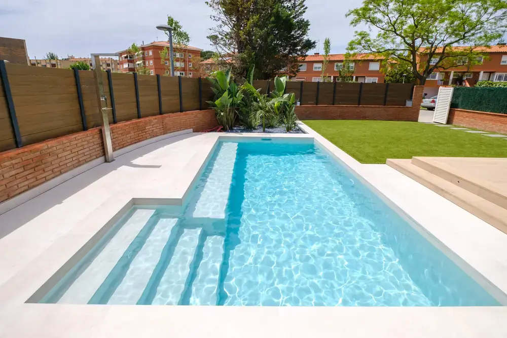 Piscina terminada con acabados y puesta en marcha
