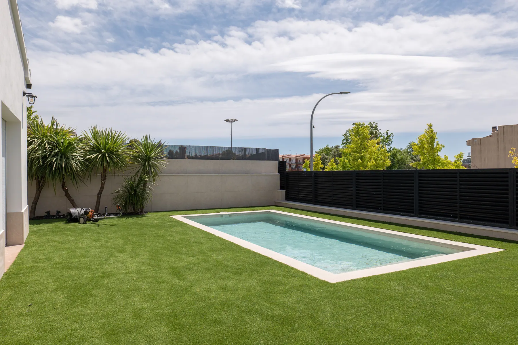 Césped artificial instalado junto a piscina residencial