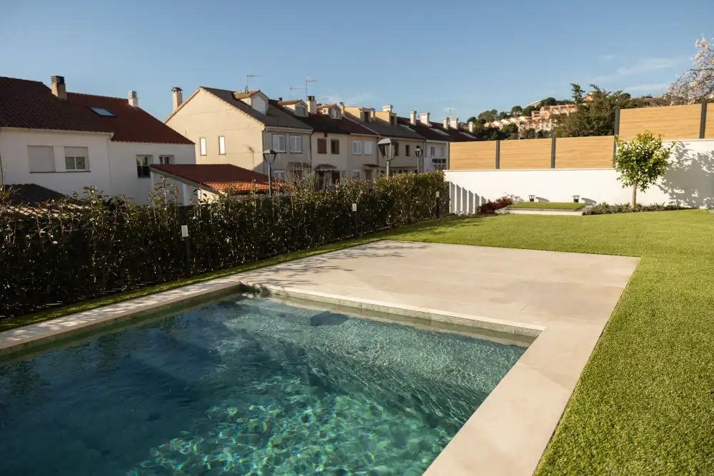 Instalación de césped artificial en jardín residencial