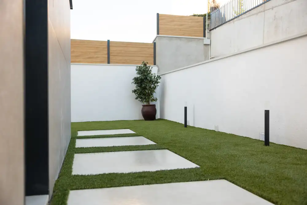 Zona exterior con césped artificial instalado