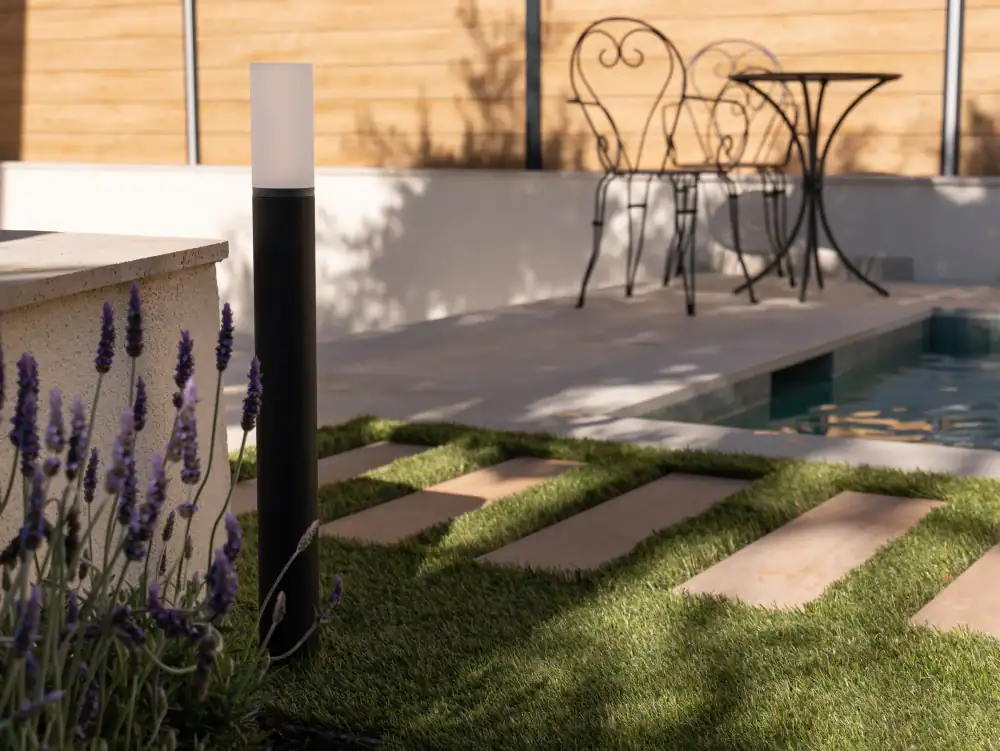 Superficie de césped artificial junto a vivienda