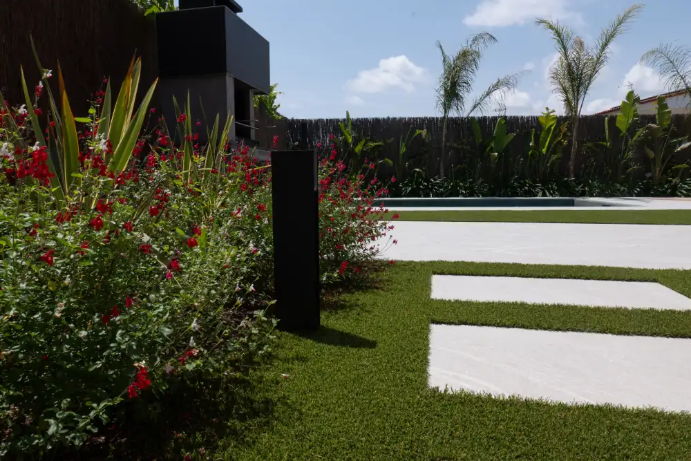 Iluminación exterior integrada en jardín residencial