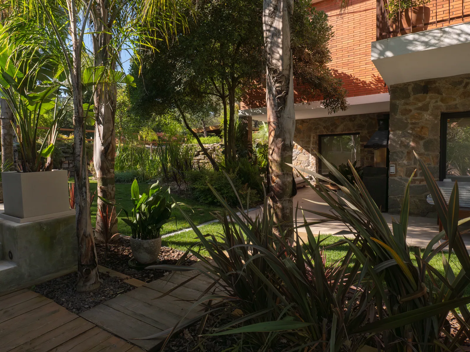 Zona ajardinada con vegetación consolidada junto a la vivienda
