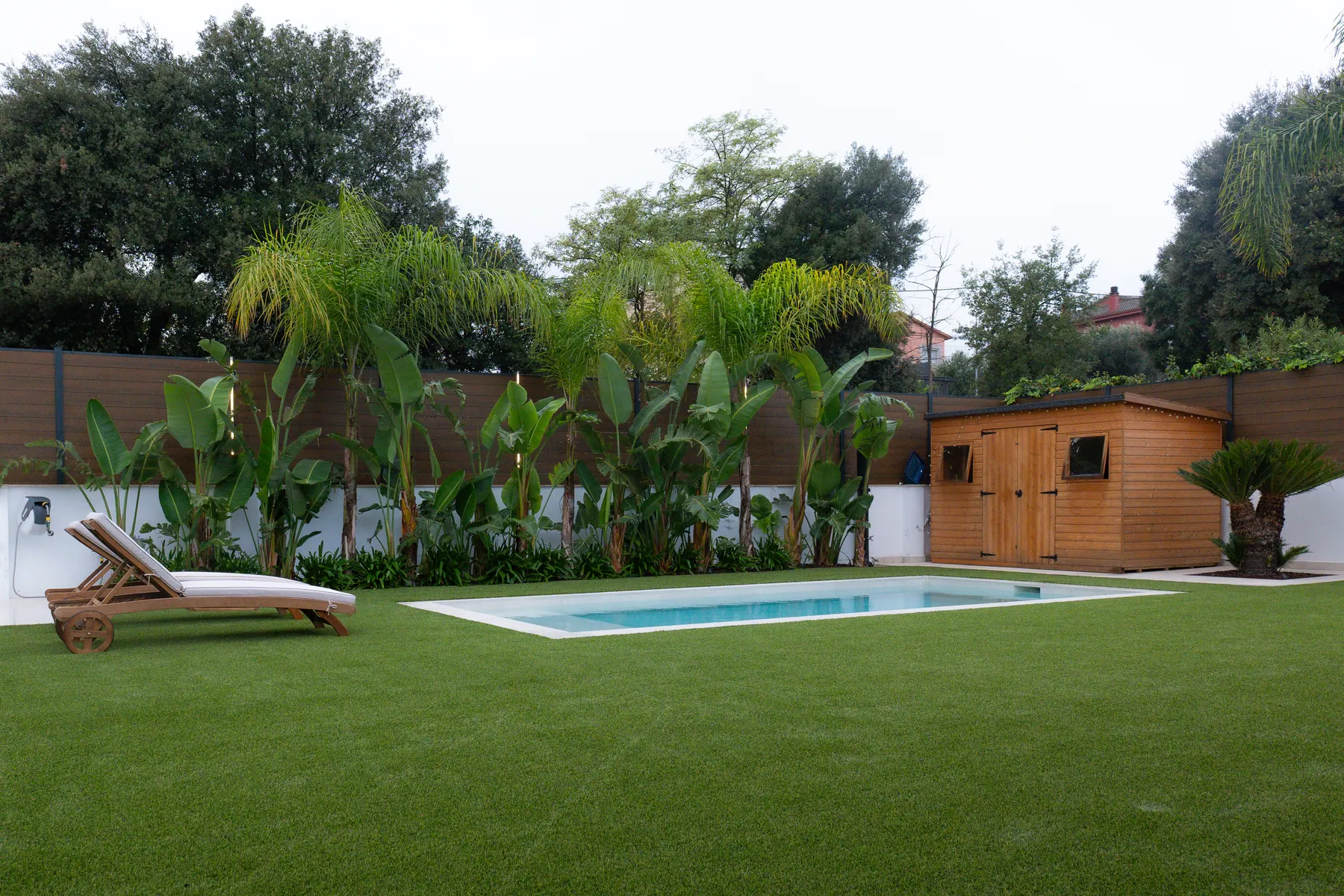 Césped y vegetación cuidados dentro de un jardín residencial