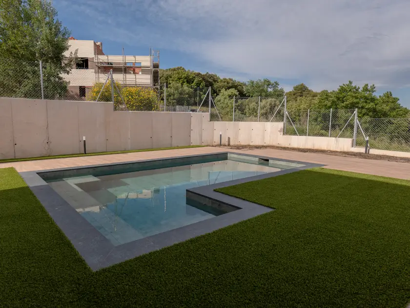 Piscina Ardenas Antracita y pavimento Bali en Viladecavalls