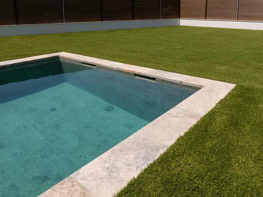 Piscina Bermeo con pavimento Bali en Castellar