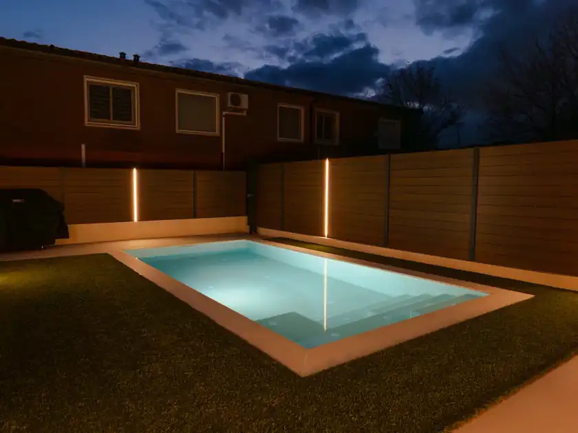 Construcción de piscina de obra con spa integrado en vivienda