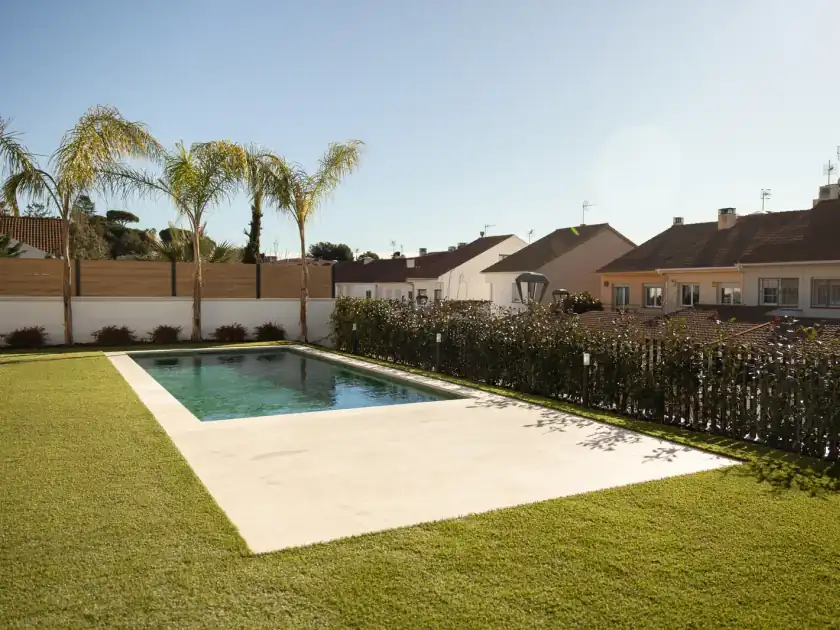 Piscina contemporánea de obra con coronación porcelánica
