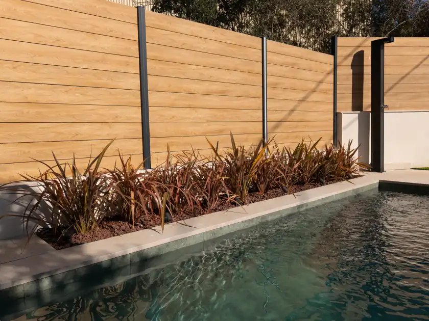 Piscina exterior en una vivienda residencial