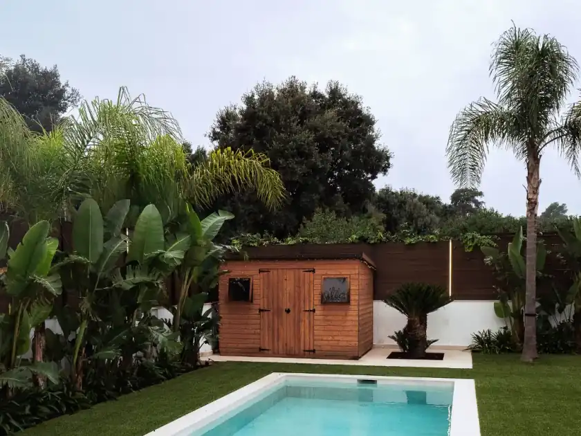 Piscina compacta de obra para espacio reducido