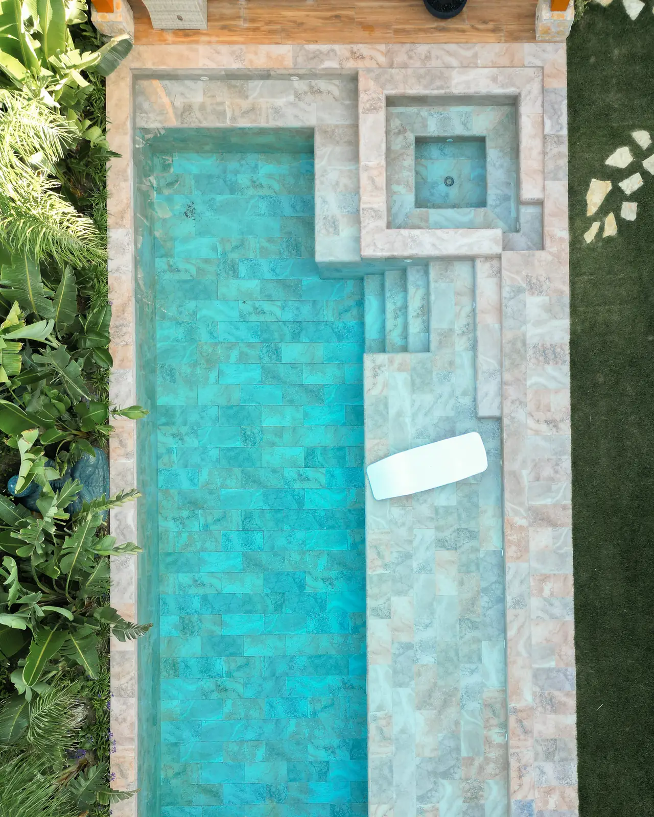 Vista aérea de piscina con jacuzzi integrado y pavimento porcelánico