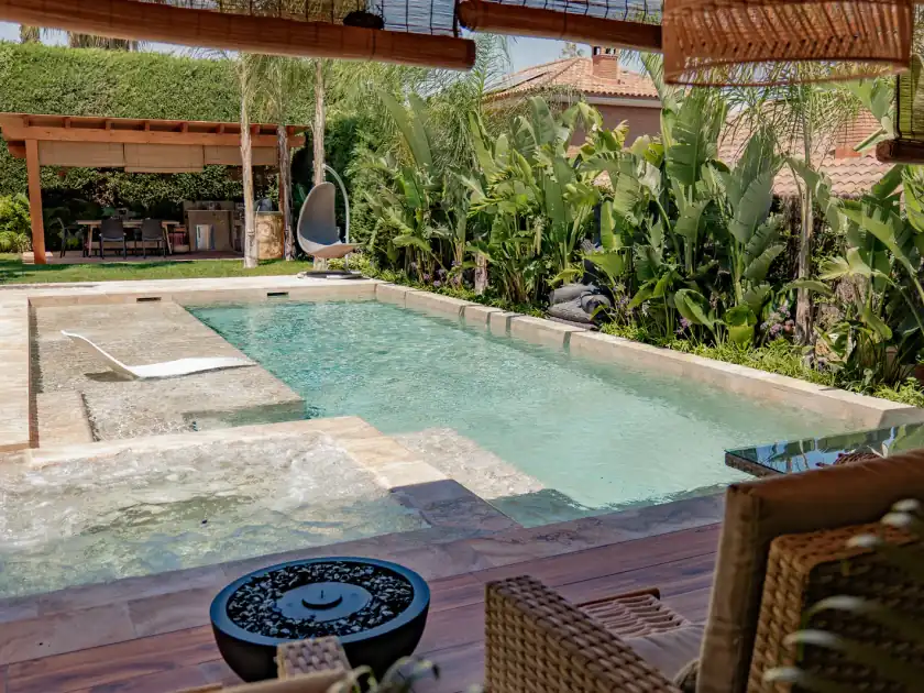 Piscina panorámica de obra con acabados premium