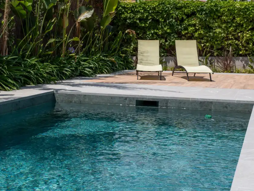 Piscina de gran formato con exterior integrado