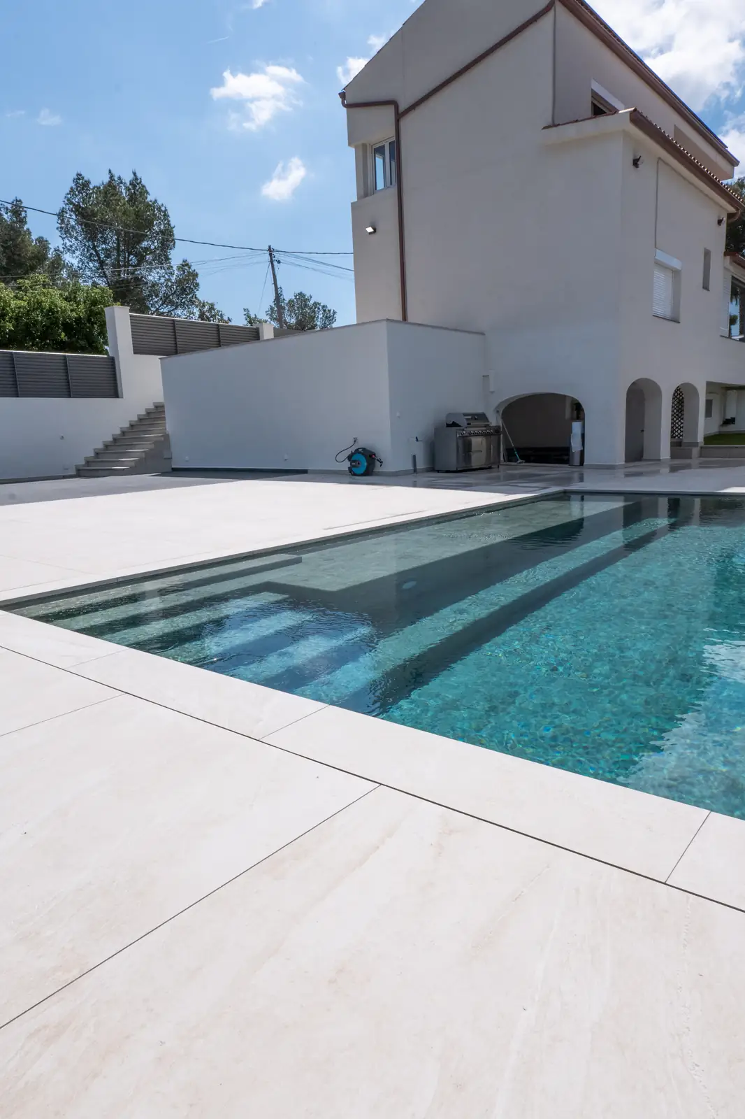 Piscina compacta de obra con remate limpio y zona de paso