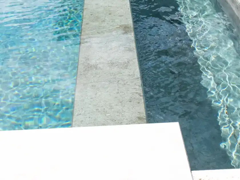 Piscina compacta de obra con remate limpio