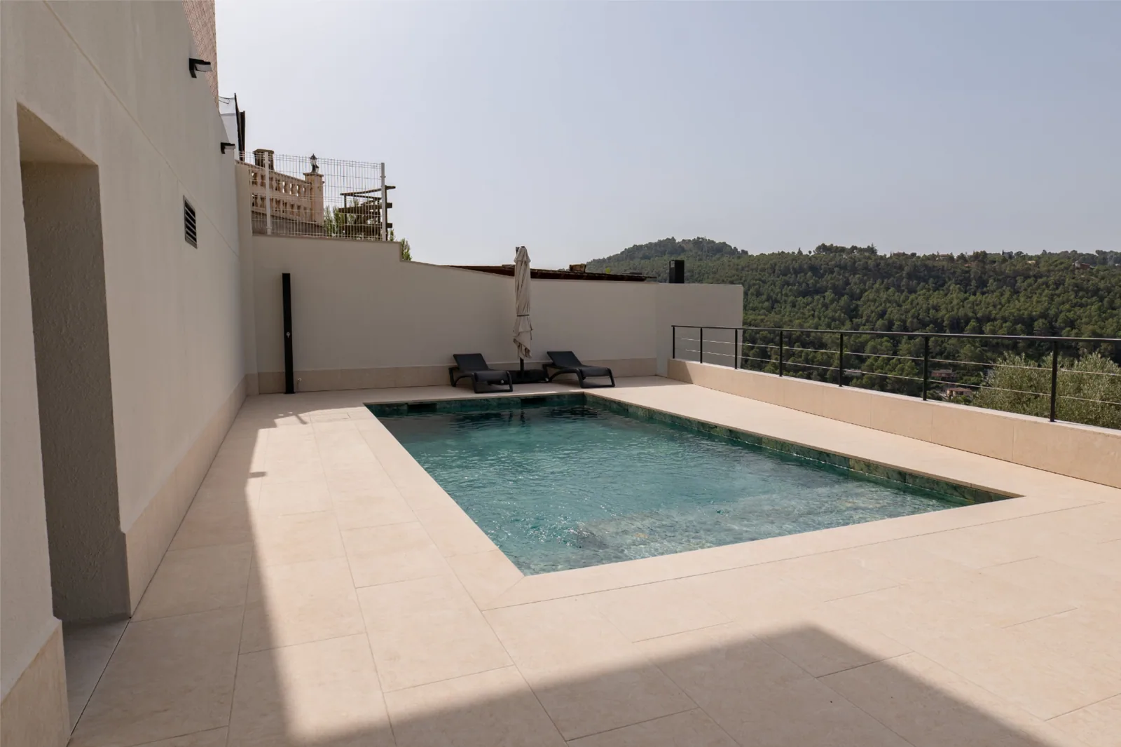 Piscina, solárium y cerramiento antracita en Corbera de Llobregat