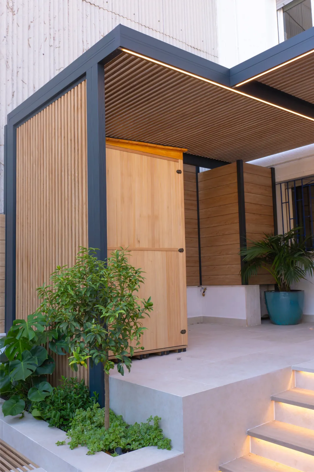 Reforma exterior con celosías de madera y jardinería en Barcelona