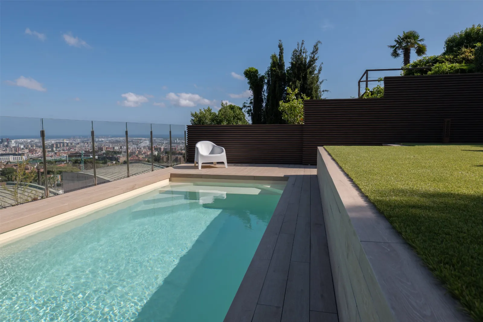 Piscina y jardín en distintos niveles en Esplugues