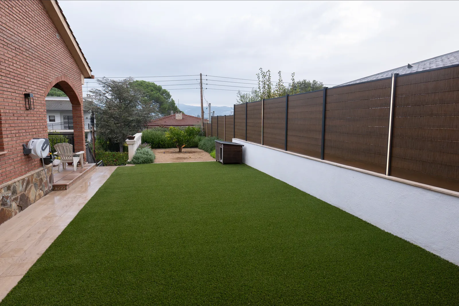 Piscina, sombráculo y jardín terminado en Lliçà d'Amunt