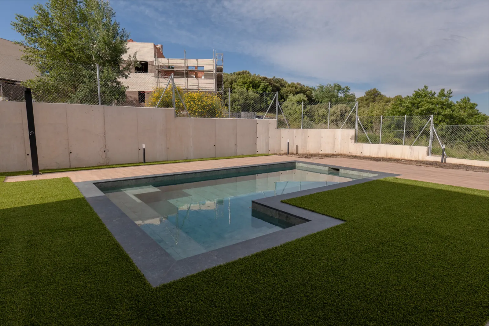 Piscina, pavimento y jardín terminado en Viladecavalls