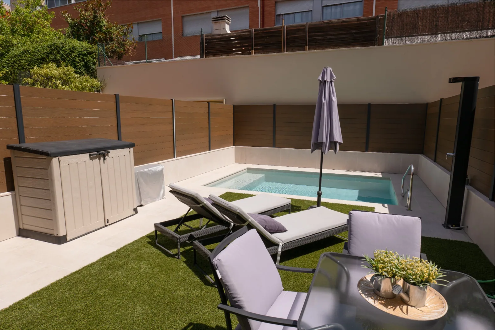 Piscina, césped artificial y cerramiento efecto madera en Rubí
