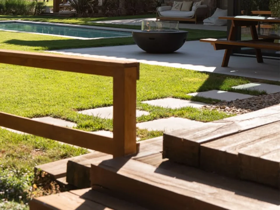 Jardín, tarima y piscina integrados en Sant Quirze del Vallès