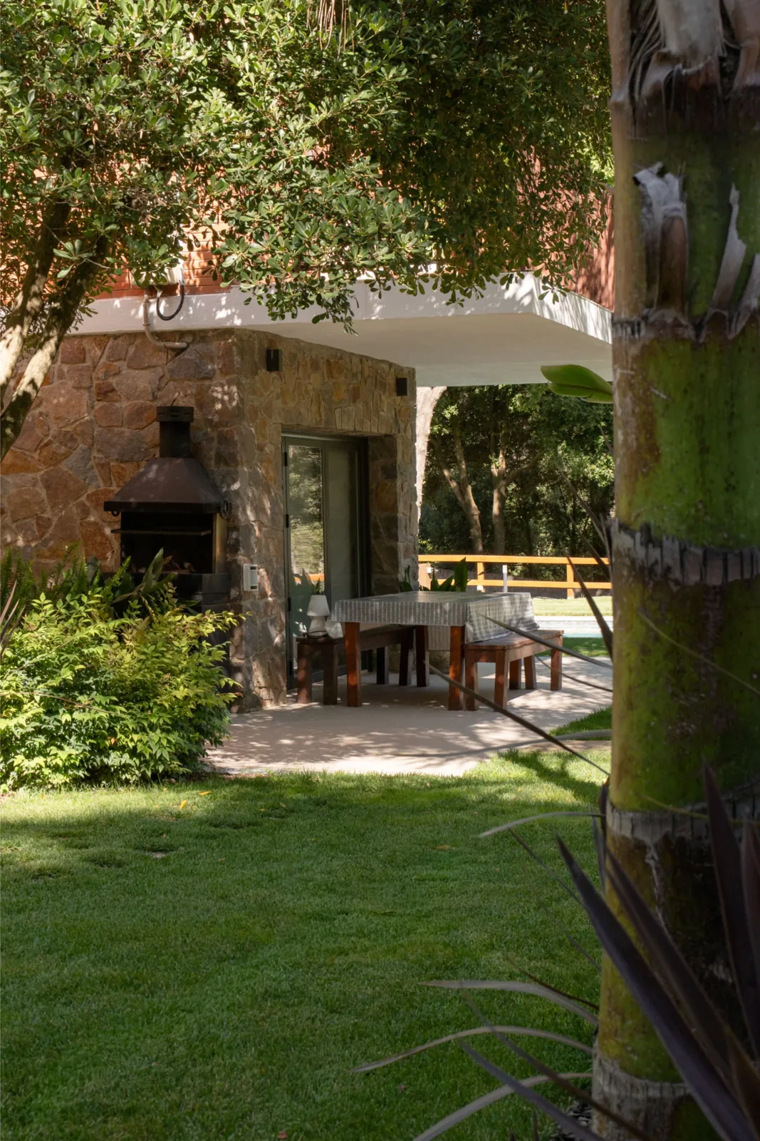 Jardín, tarima y piscina integrados en Sant Quirze del Vallès