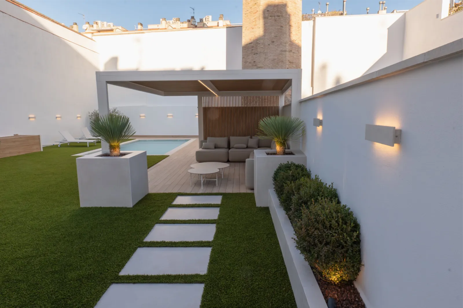 Sombráculo, piscina y recorrido de jardín en Valldoreix