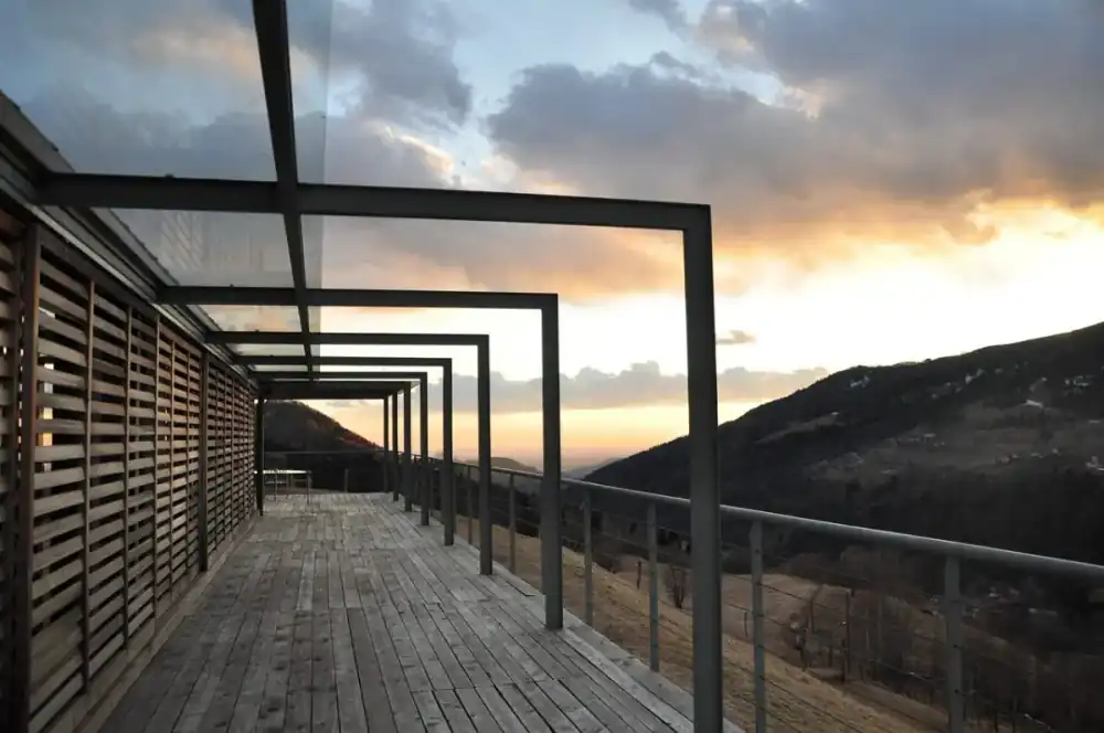 Espacio exterior con estructura ligera y jardinería integrada