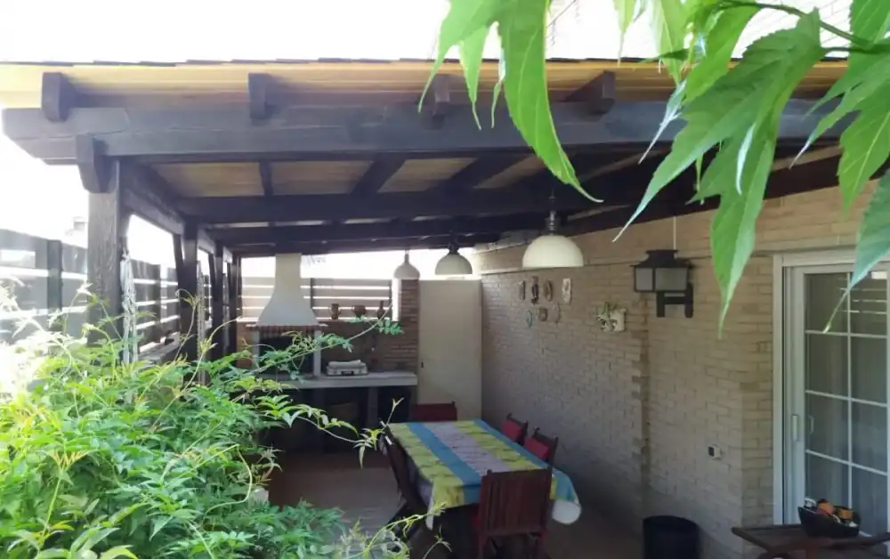 Terraza comercial con solución de sombra y ambientación exterior