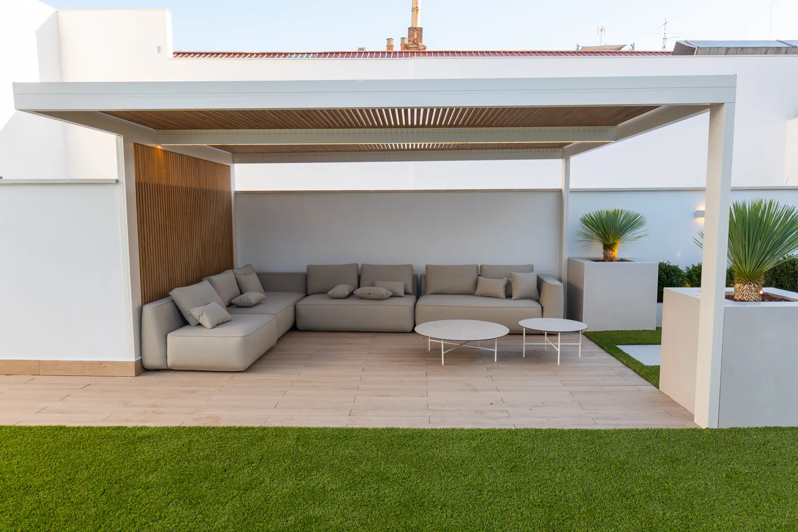 Sombráculo blanco con sofá exterior y lamas de sombra
