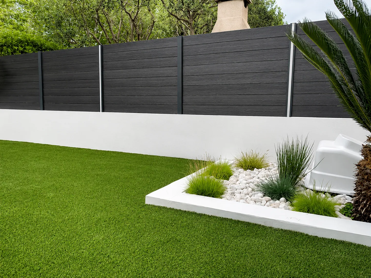 Valla de madera sintética Black instalada en jardín