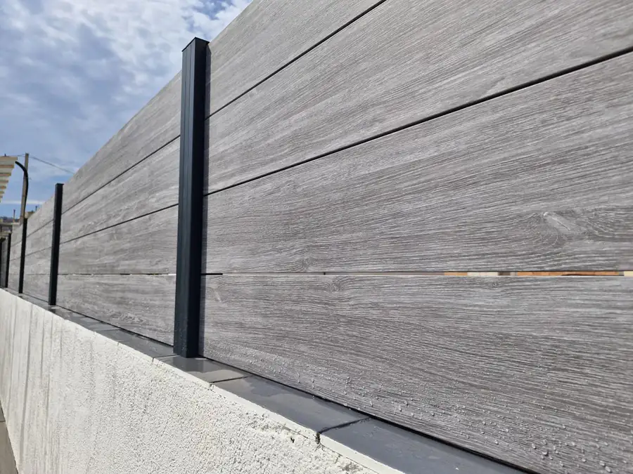 Valla de aluminio efecto madera Hormigón instalada en terraza