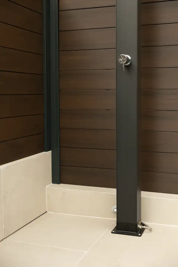 Valla de madera sintética Dark Ipe instalada con postes oscuros