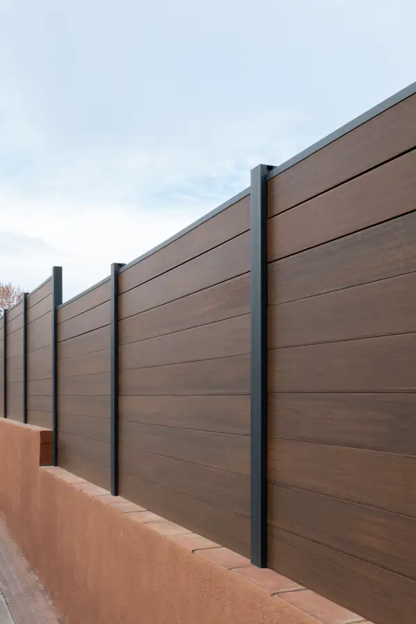 Valla de madera sintética Light Walnut instalada en exterior