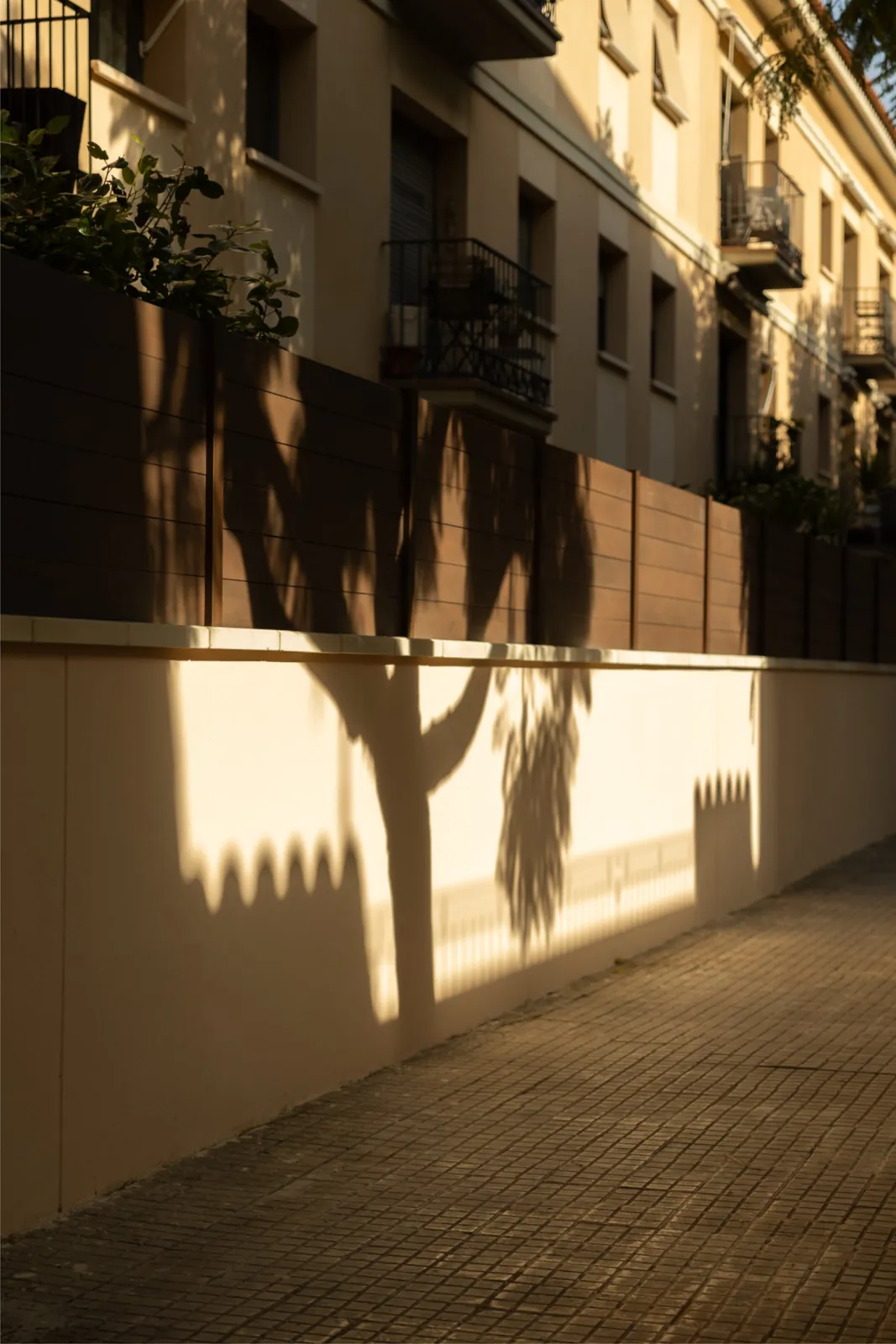Cerramiento Light Walnut con postes marrones en Vilassar de Mar
