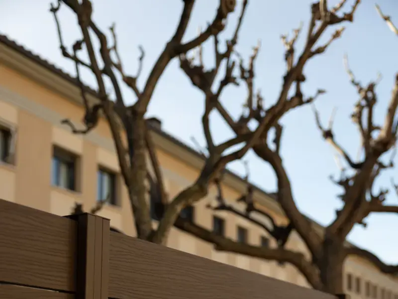 Cerramiento Light Walnut con postes marrones en Vilassar de Mar