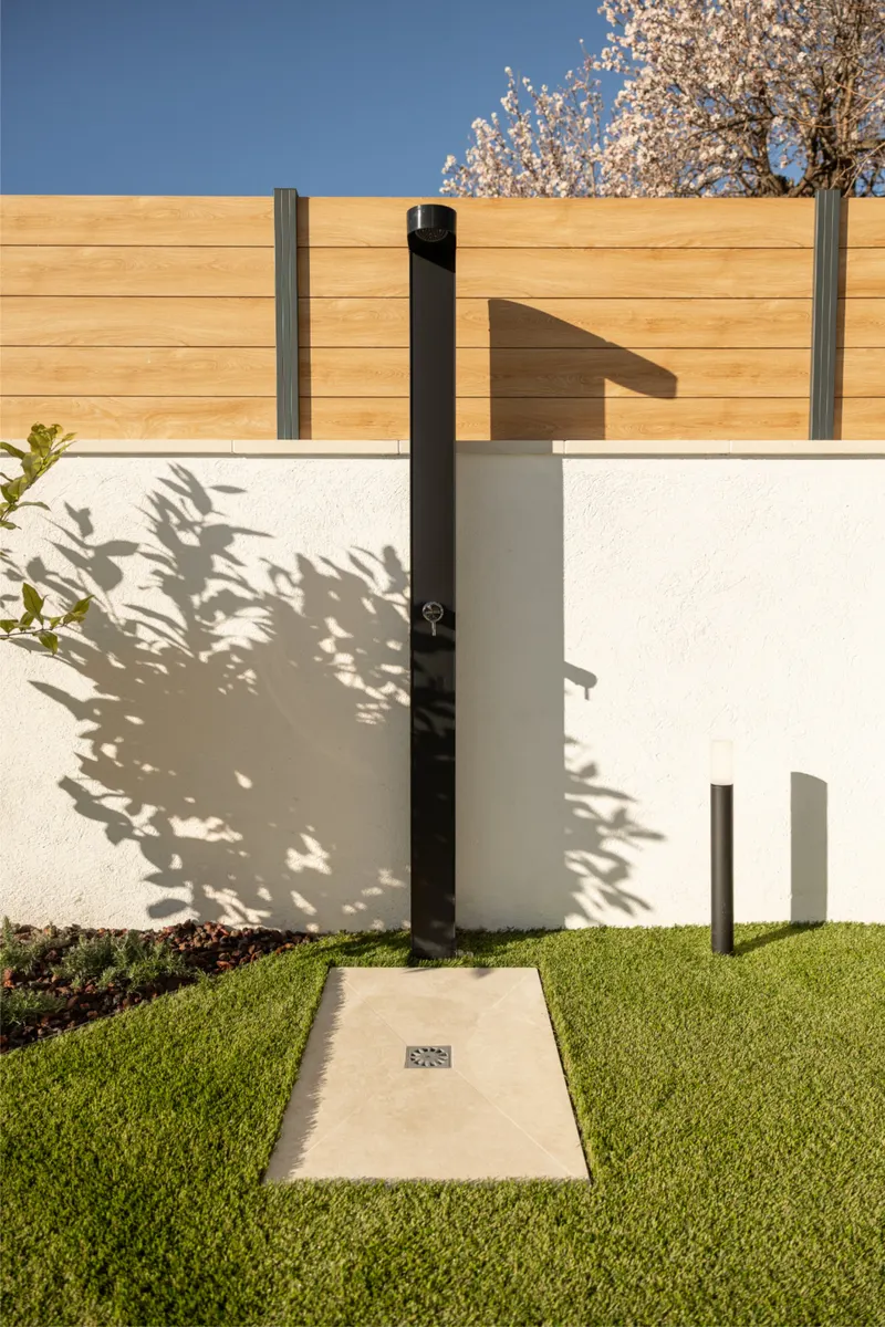 Vallado Roble Malta integrado en un jardín residencial de Teià