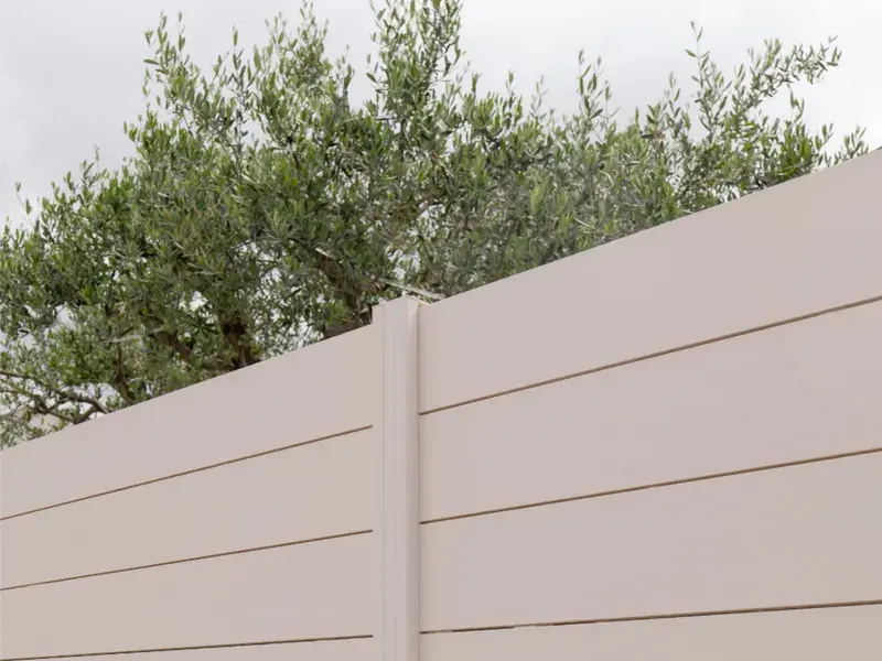 Valla de aluminio instalada sobre un muro de piedra en Sant Andreu de la Barca